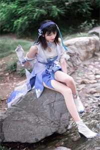 霸道的服务生和乖乖的校花女友